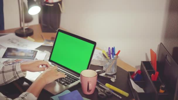Diseñador de escritorio con clave de croma portátil en la pantalla, ella elige un buen color . — Vídeos de Stock