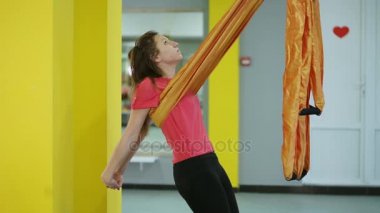 Acemi hava yoga yapmak asana göğüs germe ve geri hamak kullanmak için