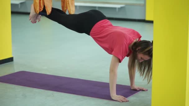 Das Mädchen befindet sich in Asana, wo die Hände gestützt werden und die Beine in der Hängematte liegen — Stockvideo