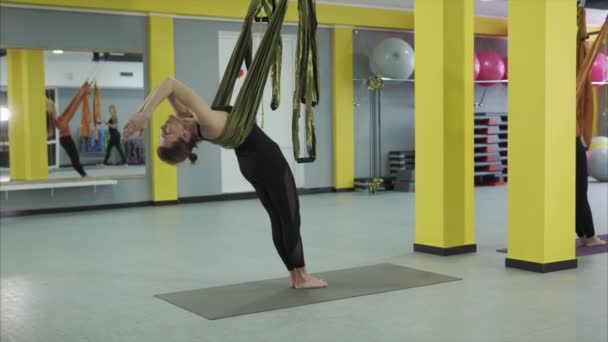Beim Fliegenyoga kann jeder den Körper fixieren, die notwendigen Körperbereiche dehnen — Stockvideo