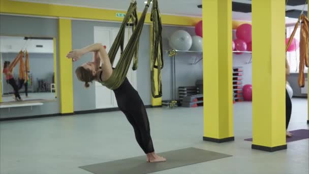 Dans le yoga de mouche tout le monde peut fixer le corps, étirer les zones nécessaires du corps — Video
