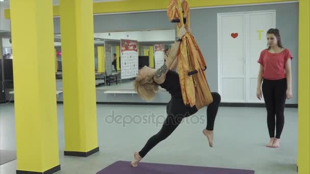 这个女孩执行从飞瑜伽的体式，它有助于提高弹性 — 图库视频影像