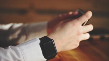 Kadının eller iş smartphone ve smart saatler kullanır atış kapatmak