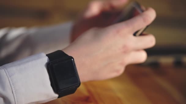 Крупный план рук бизнесвумен, которые носили умные часы для просмотра новостей — стоковое видео