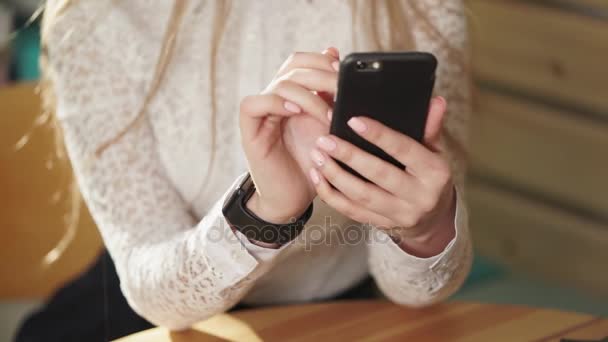 Крупним планом знімок рук ділових жінок, які перевіряють новини на смартфоні . — стокове відео