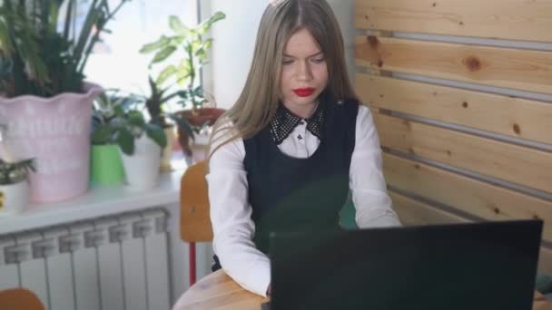 Giovane bella donna scrive sul computer portatile la risposta al suo cliente . — Video Stock