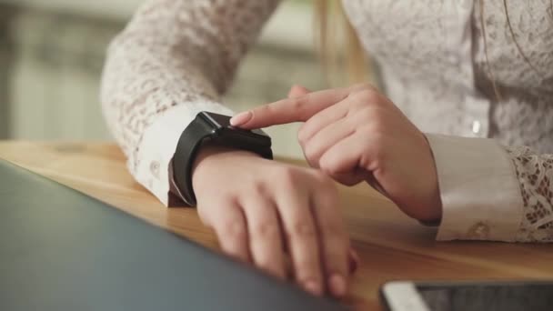 Primer plano de un joven manos de las niñas, que establece el reloj en un reloj inteligente — Vídeos de Stock