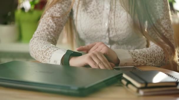 Gros plan d'une jeune femme mains, qui met l'horloge sur une montre intelligente — Video