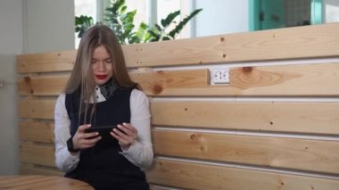 onun smartphone kullanarak genç iş kadını.