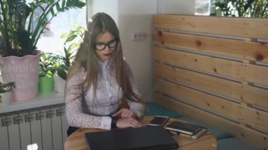 Akıllı saatler önce toplantı önemli müşterileri ile genç iş kadını denetler