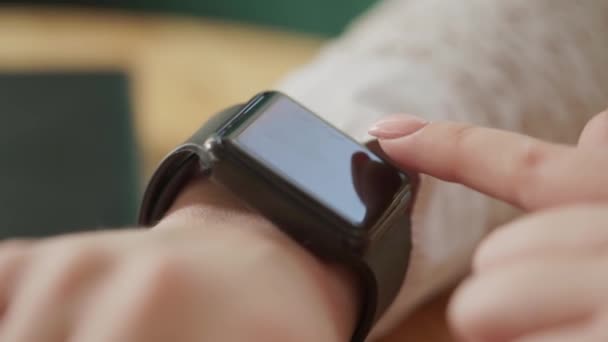 Bir akıllı saatler yeni becerikli alet - kullanan makro çekim bir genç kadının elleri. — Stok video