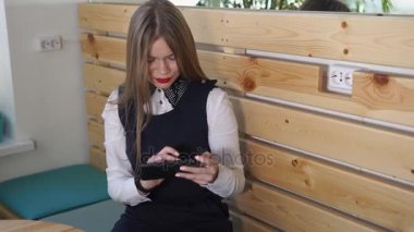 Genç güzel kadın arkadaşı bir gülümseme ile cep telefonunda sohbet.