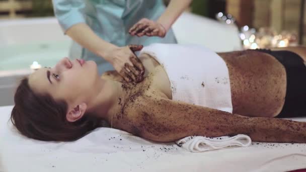 Massage met koffie scrub en kokosolie te maken de meisjes lichaam offerte. — Stockvideo