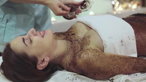 Colpo ravvicinato del peeling nella spa che aiuta a esfoliare la pelle . — Video Stock