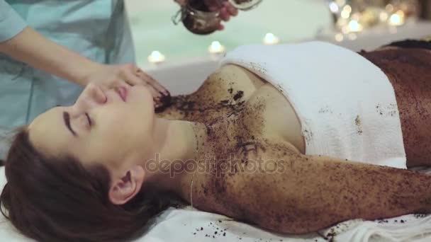 Colpo ravvicinato del peeling nella spa che aiuta a esfoliare la pelle . — Video Stock