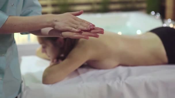 Primo piano colpo delle mani massaggi, che ha spalmato l'olio da massaggio per riscaldarlo — Video Stock