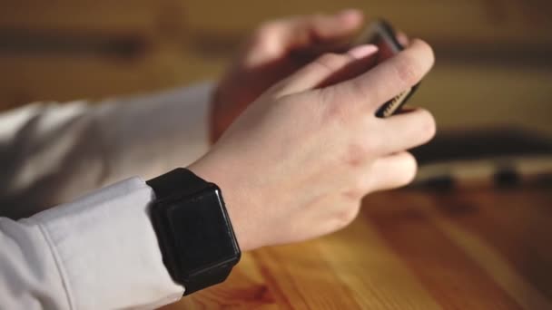 Detailní záběr záběr podnikání Zenske rukou, který využívá chytrého telefonu a chytré hodinky — Stock video