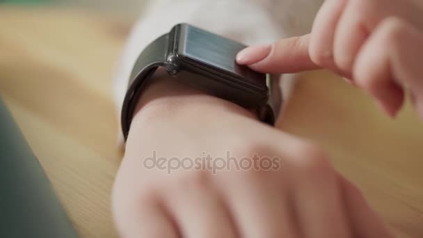 Makroaufnahme der Finger einer jungen Frau, die die Nachrichten auf einer Smartwatch checkt — Stockvideo