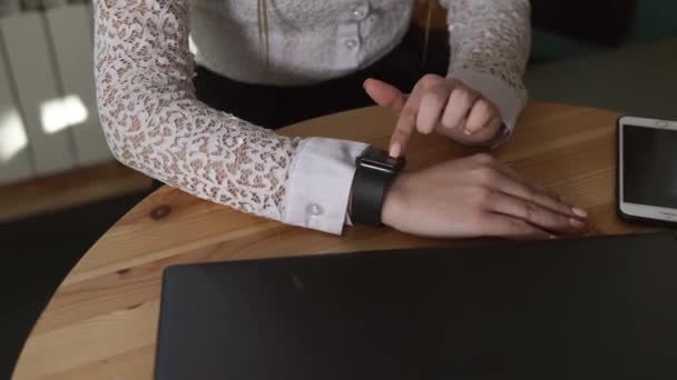 Close up tiro de uma senhora de negócios mãos, que usa relógios inteligentes para ver mensagens . — Vídeo de Stock