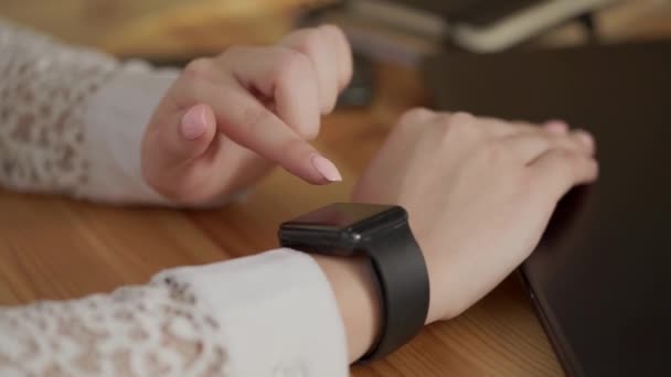 Gros plan sur les mains d'une femme d'affaires, en utilisant la montre intelligente pour le travail d'affaires . — Video