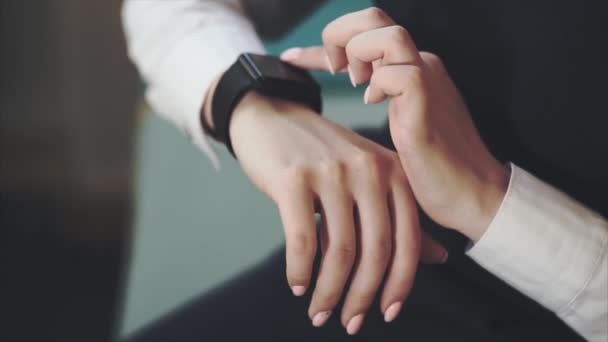 Крупный план руки деловой леди, которая использует умные часы, чтобы смотреть новости — стоковое видео
