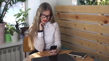 İş kadını düşünceli görünüyor smartphone ekranında e-posta kontrol.