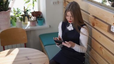 Genç güzel kadın arkadaşı bir gülümseme ile cep telefonunda sohbet.