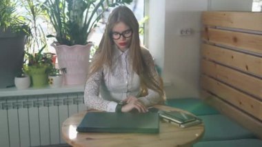 Akıllı saatler önce toplantı önemli müşterileri ile genç iş kadını denetler