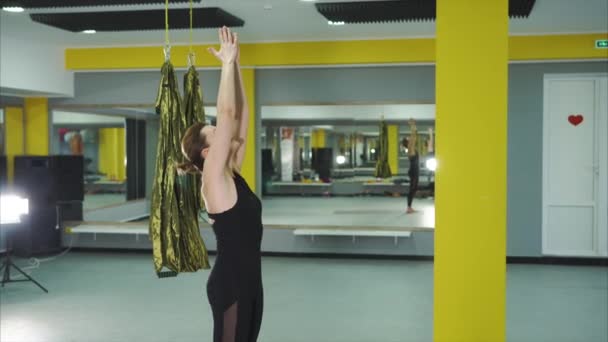 Een yoga leraar doet ademhalingsoefeningen om te ontspannen van uw welzijn — Stockvideo