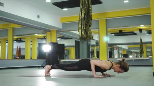 Femme repose sur les mains et les pieds, les doigts sont mis à part dans asana pose — Video