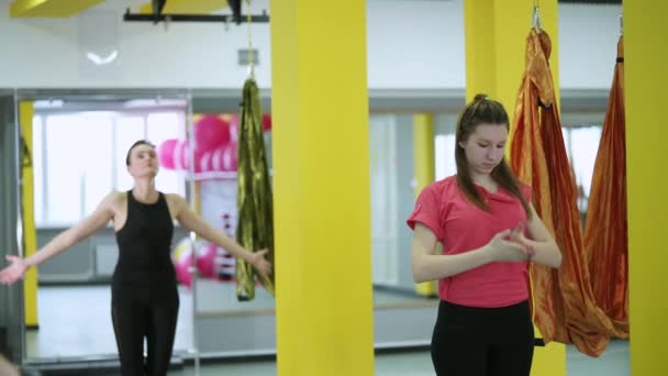 Varias mujeres están entrenadas para hacer la respiración correcta en la sala de yoga — Vídeos de Stock