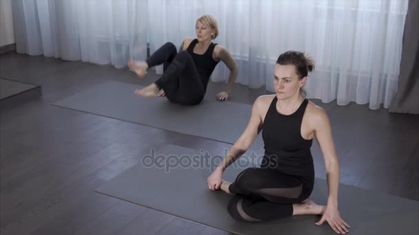 Les femmes changent la position des jambes afin d'effectuer asanas — Video