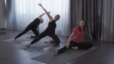 Birçok kadın gövdesini asan yoga sayesinde germe gerçekleştirmek.
