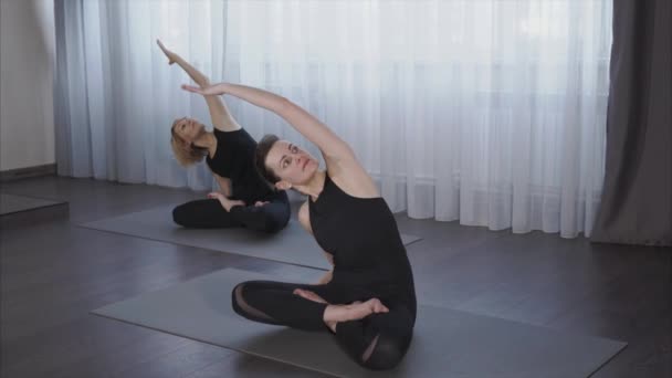 Dans le club de fitness pratique le yoga et la respiration correcte — Video