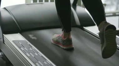 Yakın çekim tutmak için fitness kulübünde giren bir kadın kadar uygun.