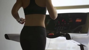 Sağ el pozisyon verilen bir koşu bandı üzerinde çalışan bir kadının atış yukarıya kapatmak.