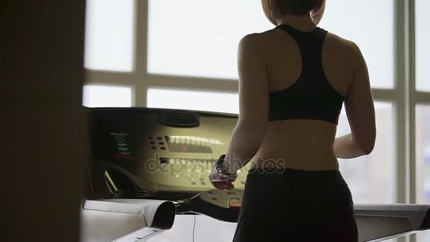 Filmagem em câmera lenta do exercício metódico de mulheres fitness no clube esportivo . — Vídeo de Stock