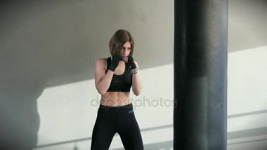 Sporcumuz güvenle spor salonunda boks torbası eline vurur