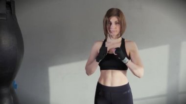 Ellerinde egzersiz için Elastik Bandaj genç atlet koyar