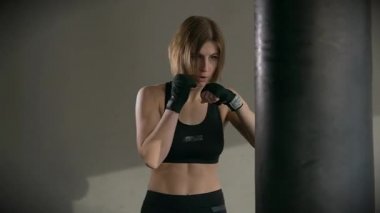 Genç kadın eğitim kum fitness studio boks torbası