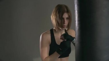 Genç kadın eğitim kum fitness studio boks torbası