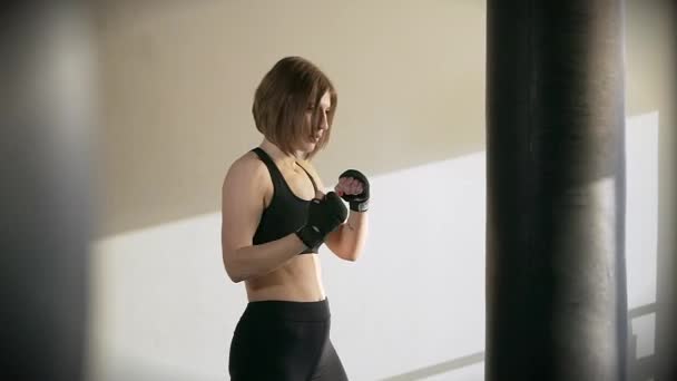 De sporter traint de juistheid van de toepassing van een nauwkeurige boksen staking — Stockvideo