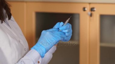 Hastane doktoru tıp şırıngadan aşırı hava ayıklamak.