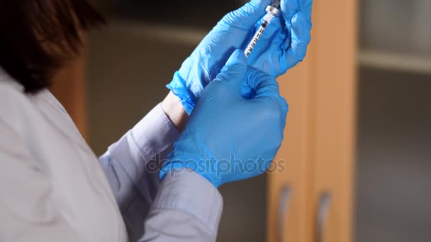 Анестезиолог берёт лекарство в шприц, чтобы усыпить пациента. — стоковое видео