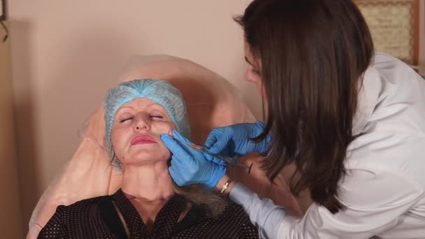 Esthéticienne injecte des charges sous la peau . — Video