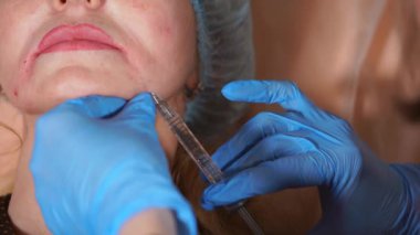 Kapatmak atış yüz yüz kırışıklıkları düzeltmek için botulinoxin enjekte edilir.