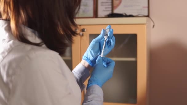 Le médecin de la polyclinique prend le médicament en seringue mince de l'ampoule — Video