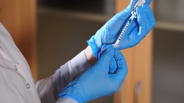 Больничный врач извлечет лишний воздух из шприца вместе с лекарством . — стоковое видео