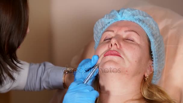 Процесс введения ботокса под кожу женщины, для повышения эффекта — стоковое видео
