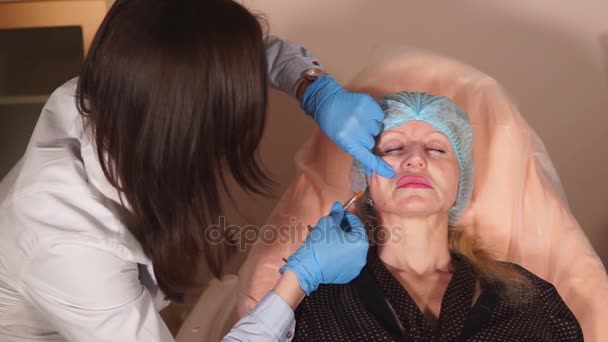 Prise de vue du processus de levage de la peau sans chirurgie dans une clinique privée — Video